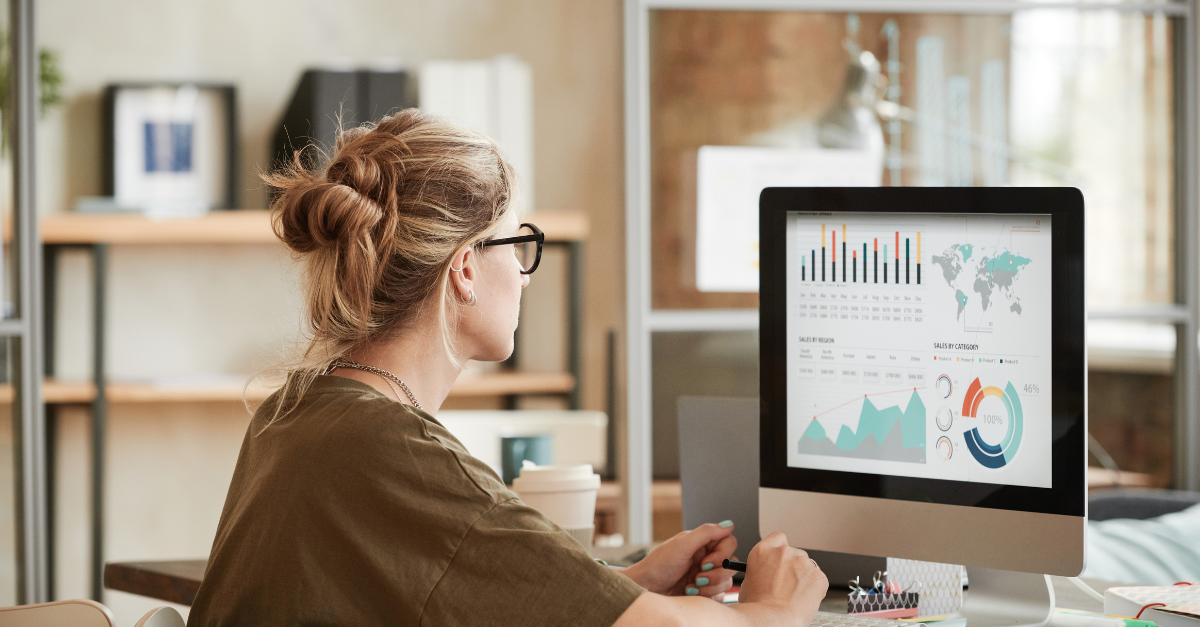 Cuadro de mando empresarial con gráficos e indicadores KPI