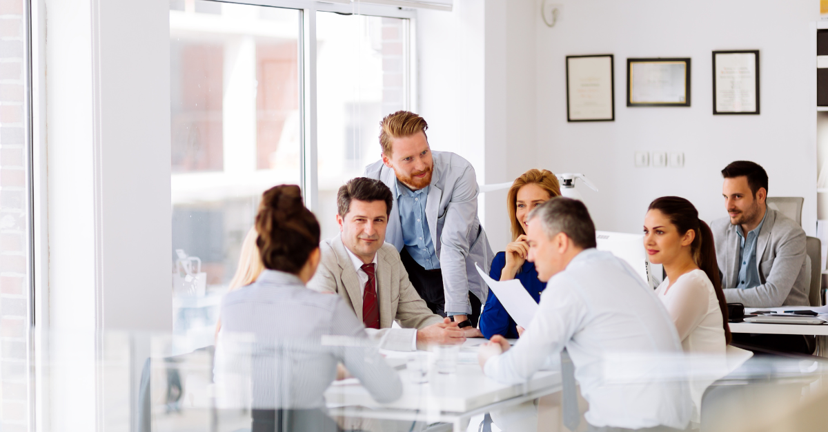 Reunión empresarial sobre transformación digital y tecnología corporativa
