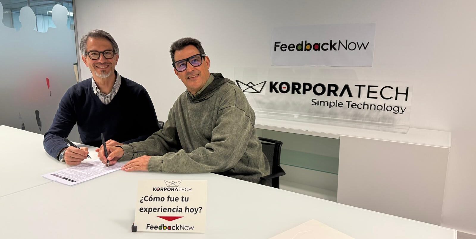 Francesco Veleno (FeedbackNow) y Alejandro Giménez (Korporatech) tras la firma del acuerdo de distribución exclusiva